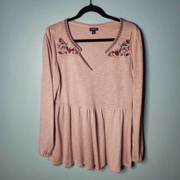 torrid Tops - TORRID Pink Balloon Sleeve Embroidered top  - Size 0